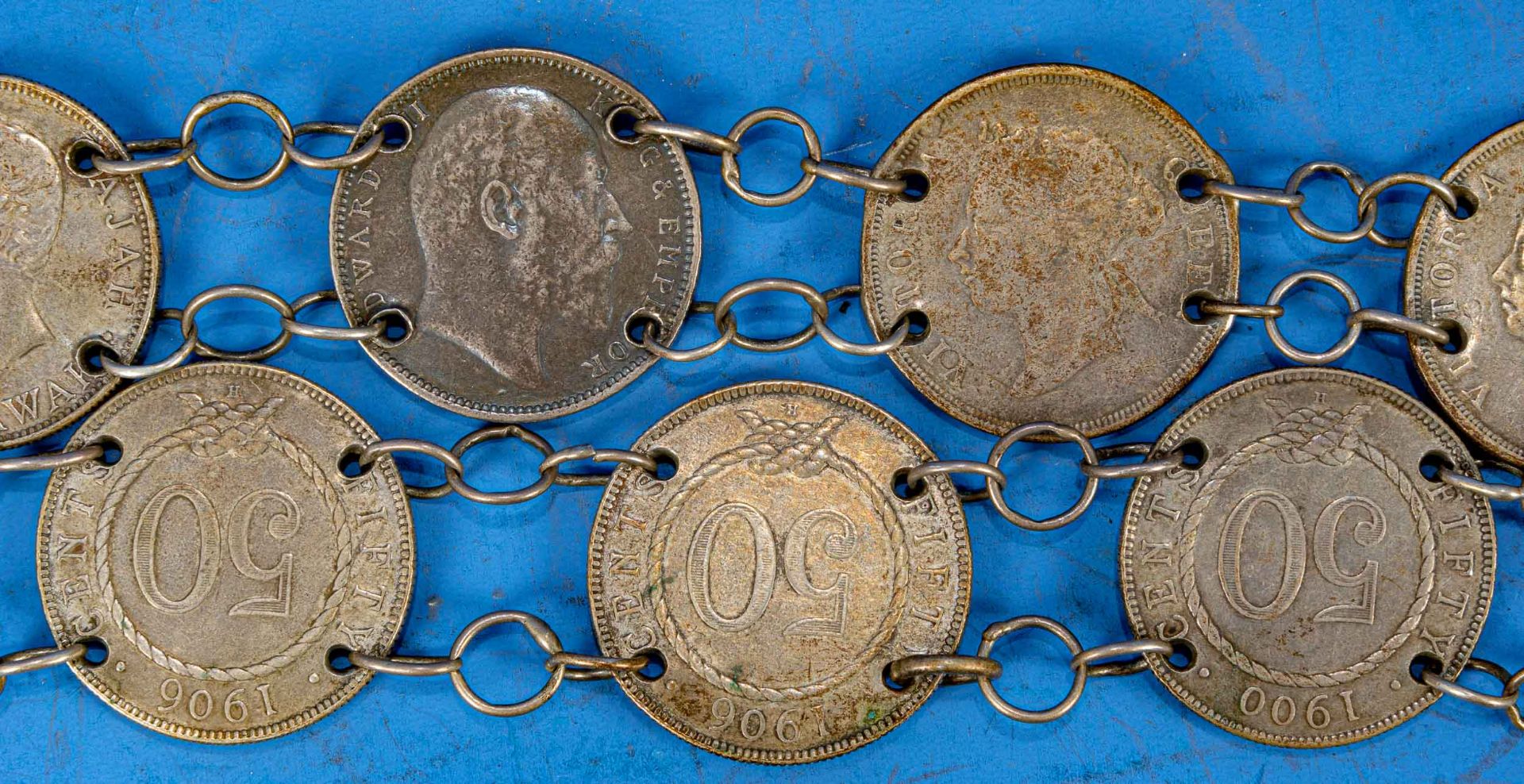 18gliedriger "Münzgürtel", die Münzen aus der Zeit um 1900 u.a. aus Indien & Malaysia stammend. 1 Ö - Image 2 of 9