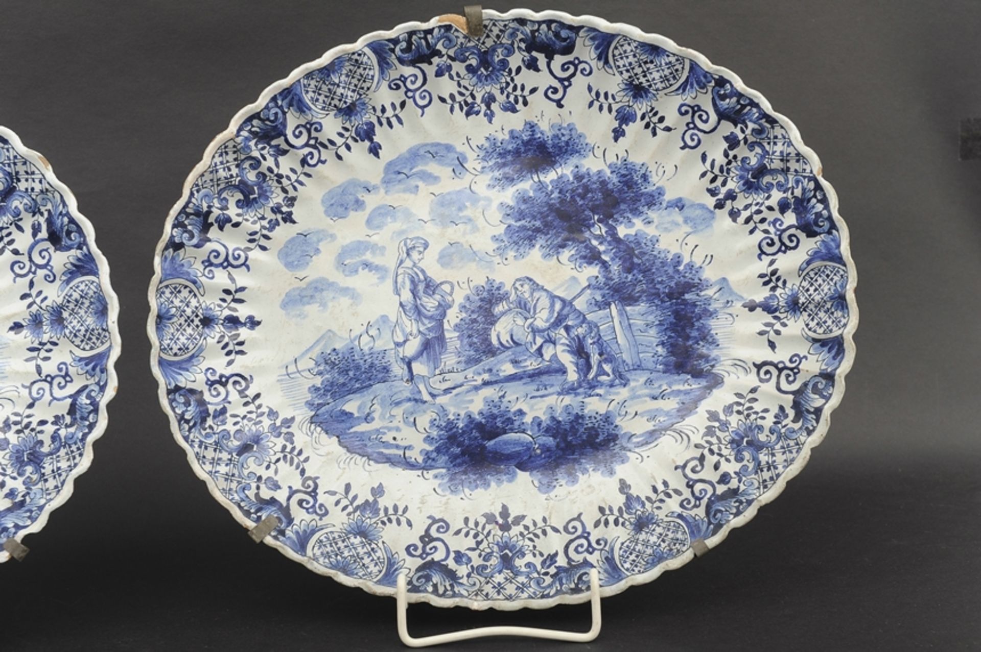 Paar ovaler Fayence - Platten, wohl Nürnberg, 18. Jhdt., rötliche Scherben mit in Blautönen bemalte - Image 5 of 15