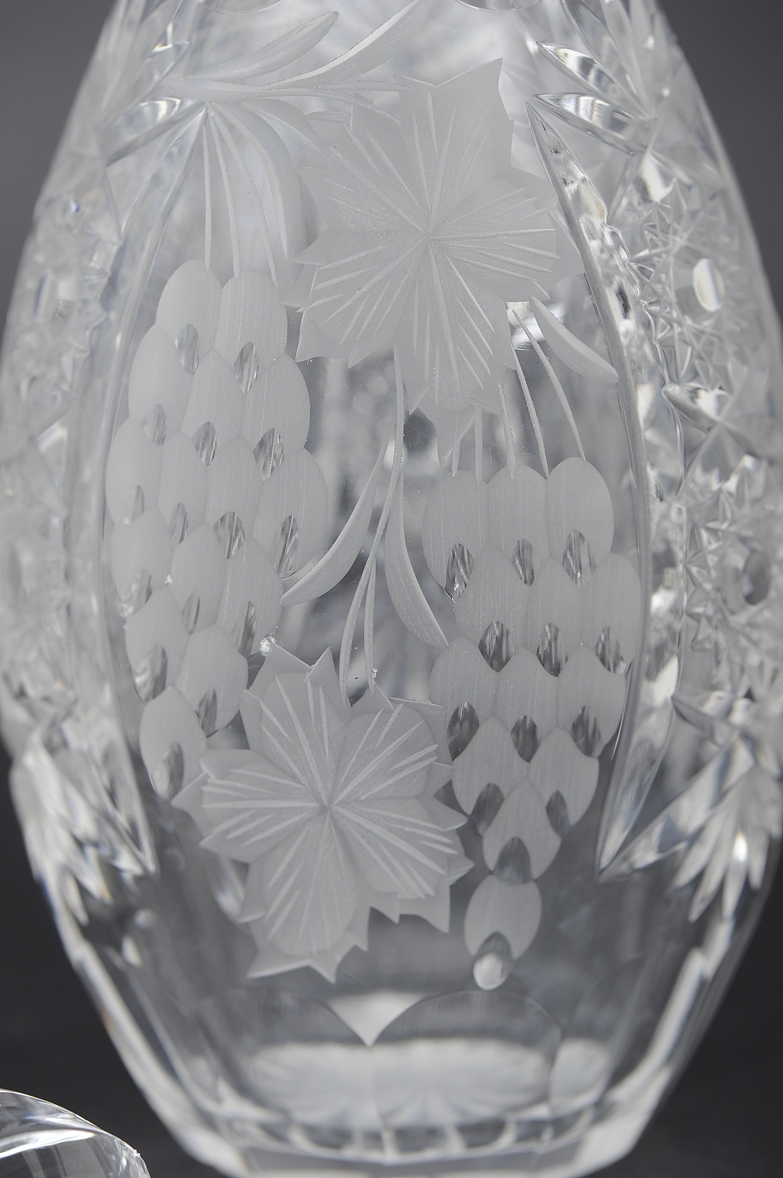 Folge von 3 keulenförmigen Glaskaraffen, 1x mit Henkel und Ausguss, schweres, farbloses Kristallgla - Image 6 of 11