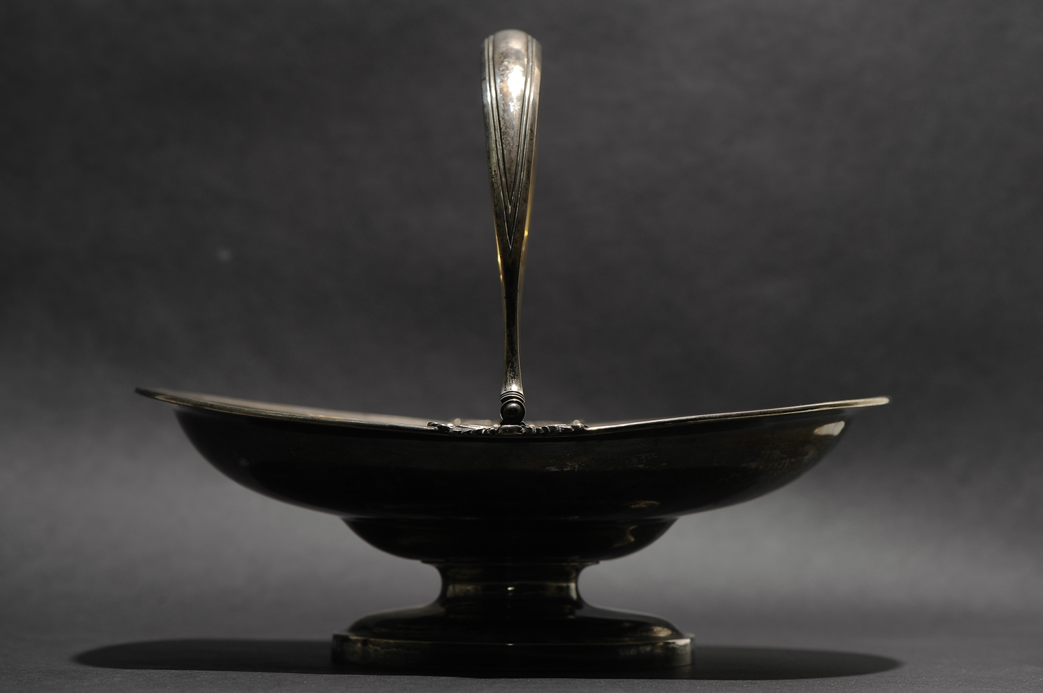 Große, gefußte, ovale Korbhenkelschale, 84 Zolotnik = 875er Silber, teilweise vergoldet, Beschaumei - Image 8 of 16