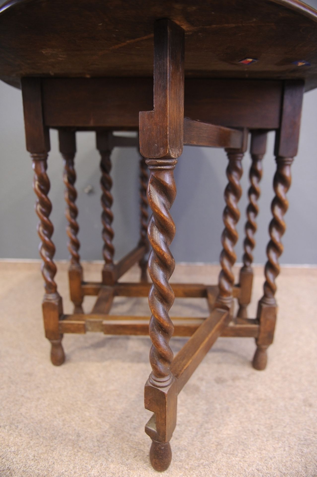 Kleiner Klapptisch, englischer "Gate - Leg - Table", Eiche, 20. Jhdt. Höhe ca. 76,5 cm, Platte max. - Image 7 of 7