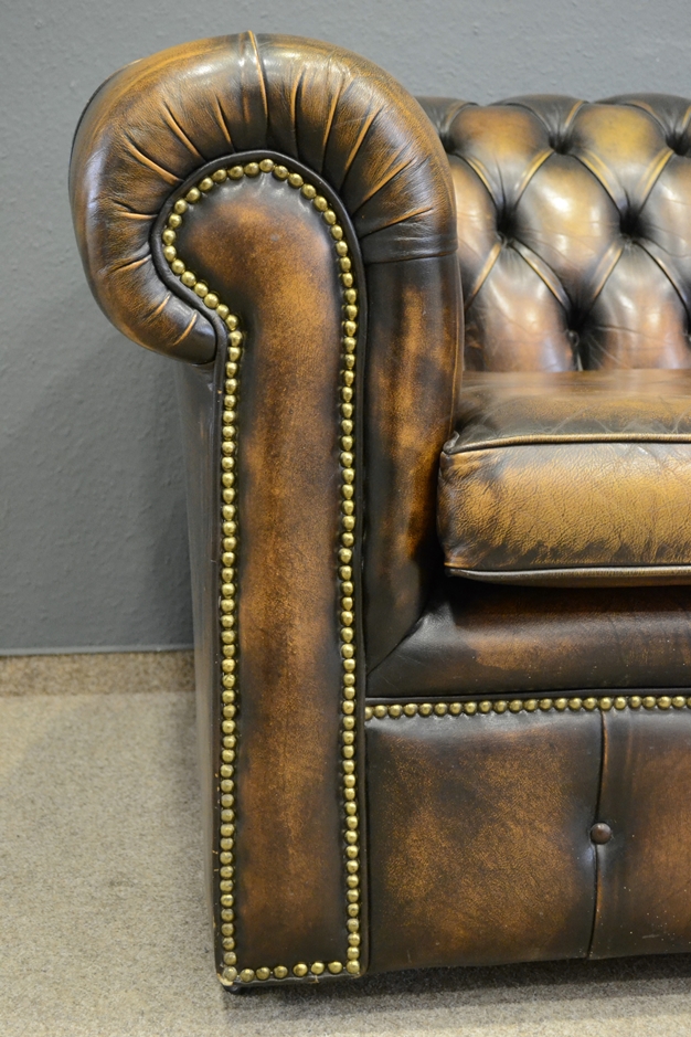 3sitziges Chesterfield-Sofa nach englischem Vorbild, spätes 20. Jhdt., bräunlich eingefärbtes Leder - Image 2 of 12