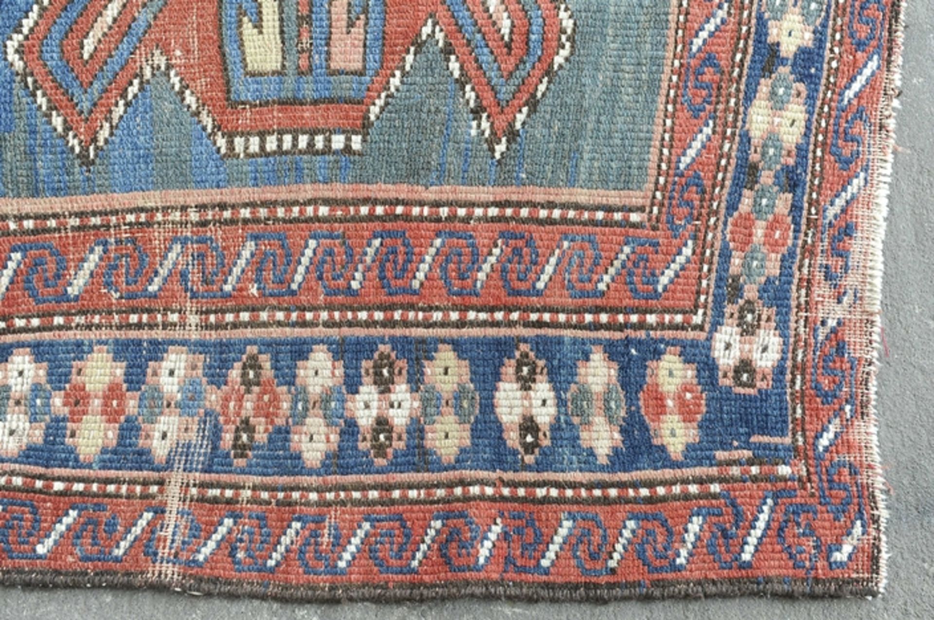 Alte oder antike Teppichgalerie, Kaukasus-Region, abstrakte, geometrische Dekore. Alters- und Gebra - Image 2 of 8