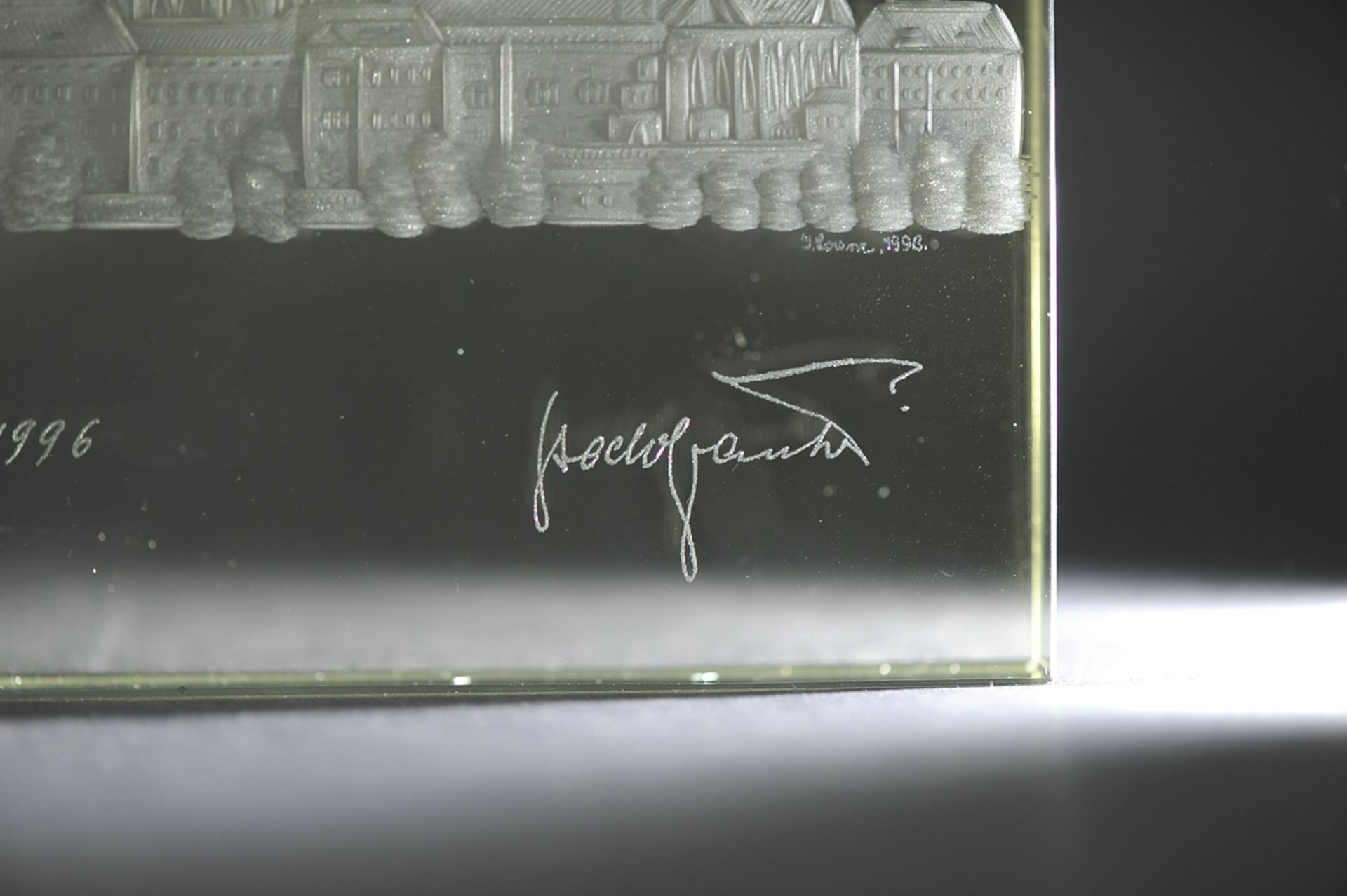 Schwere Glaskachel, ca. 39 mm starker, farbloser Kristallglasblock mit signierter und datierter "St - Image 2 of 4