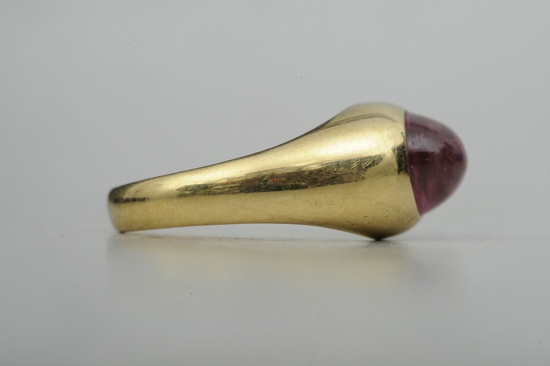 Sehr kleiner Ring aus 750er Gelbgold, mittig mit hell lilafarbenem Turmalin besetzt. Ringgröße ca. - Bild 3 aus 7