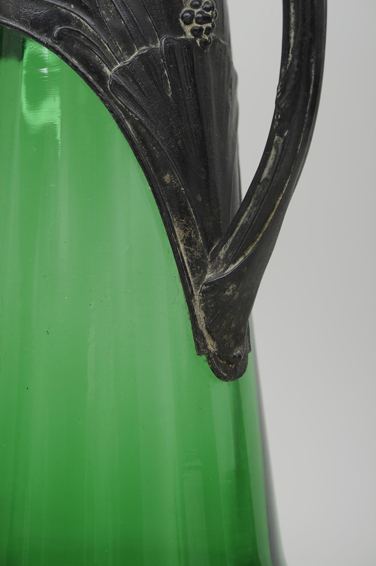 Prächtige Saftkanne, grünlicher Glaskorpus mit aufwändiger, ungemarkter Zinnmontierung. Höhe ca. 28 - Image 6 of 6