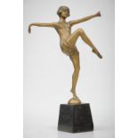"Tänzerin" - erotische Jugendstil-Kleinbronze einer stehenden jungen Frau mit körperbetontem Turnkl