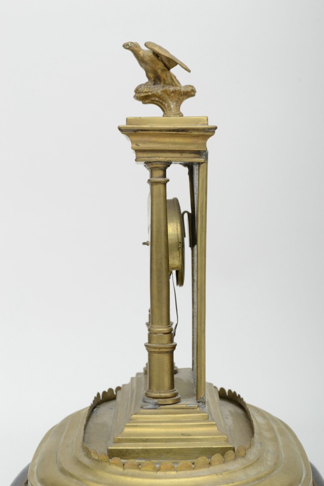 Dekorative Tischuhr in Portalform, von Adler gekrönt; ungeprüftes, mechanisches Uhrwerk, unterhalb - Image 7 of 7