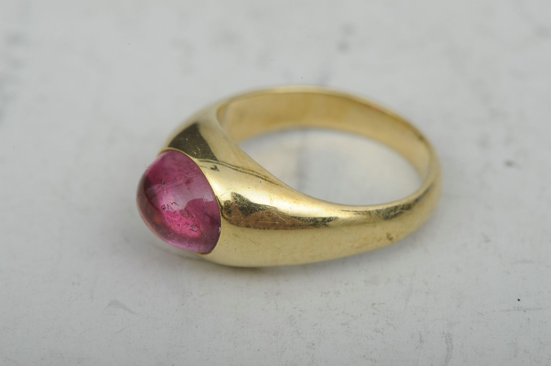 Sehr kleiner Ring aus 750er Gelbgold, mittig mit hell lilafarbenem Turmalin besetzt. Ringgröße ca. - Bild 7 aus 7