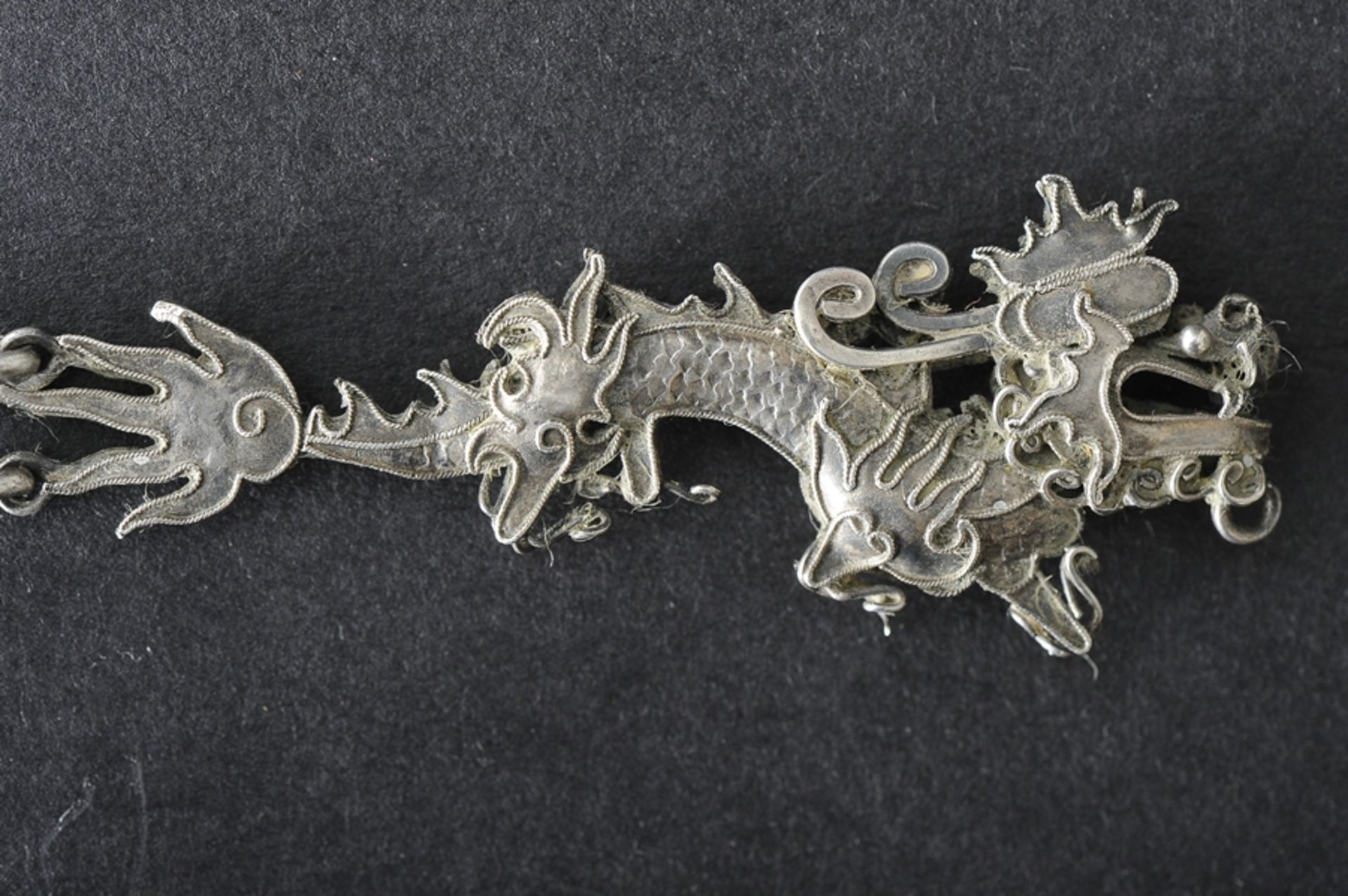 Mehrteiliger, chinesischer Münzanhänger um 1900, mit plastisch gestaltetem "Drachen" - Abschluss, d - Image 7 of 11