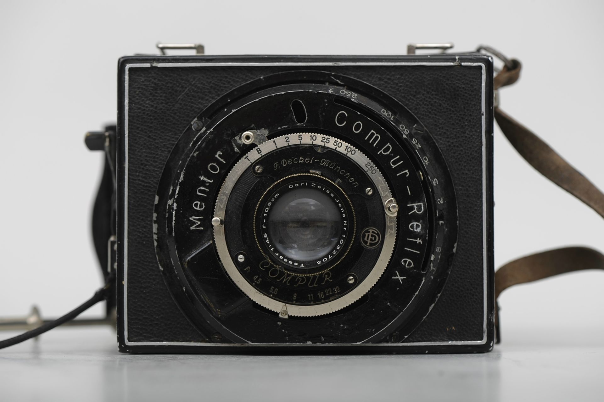 MENTOR COMPUR - REFLEX - Kamera, F. Deckel - München, Objektiv von Carl Zeiss, Jena, No. 1032703, T