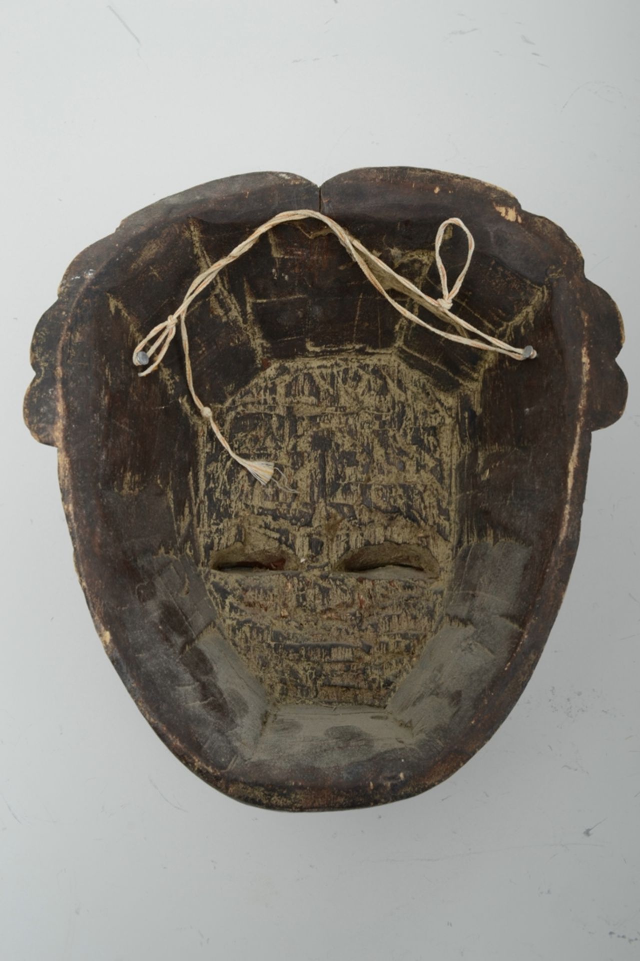 Ältere afrikanische Holzmaske, teilweise bemaltes, dunkelbraunes Holz, ca. 26,5 x 24,5 cm. 20. Jhdt - Image 7 of 7