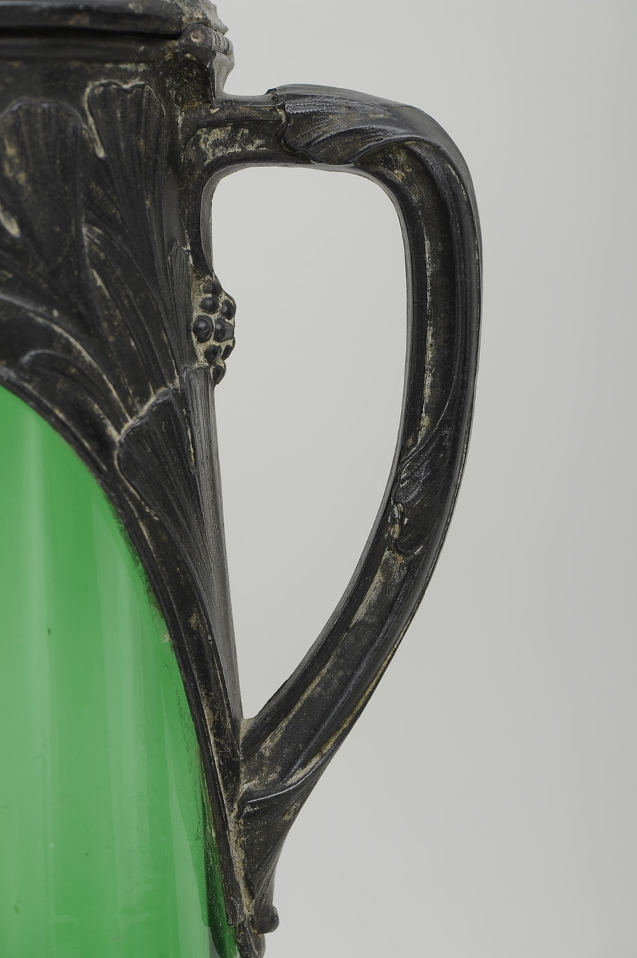 Prächtige Saftkanne, grünlicher Glaskorpus mit aufwändiger, ungemarkter Zinnmontierung. Höhe ca. 28 - Image 3 of 6
