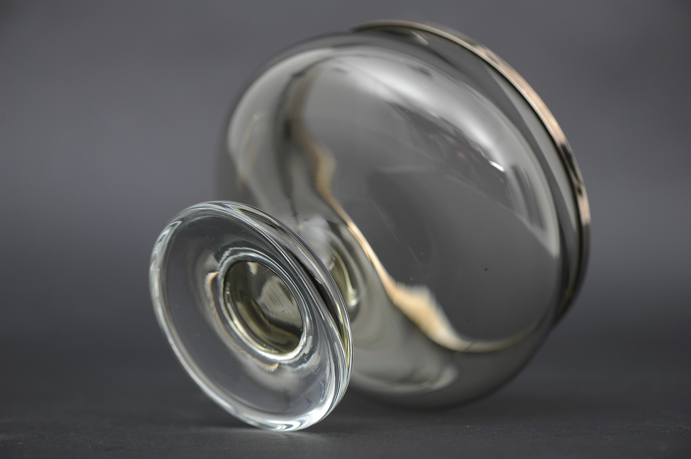 Runde Fußschale, bräunliches Glas mit 925er Sterlingsilber-Abschlussrand. Sehr schöner Erhalt. Höhe - Image 4 of 4