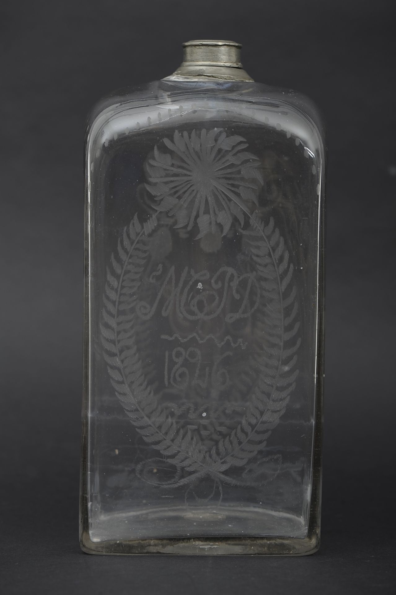 Antike Branntweinflasche, "1826" datiert, farbloses Klarglas mit allseitigen Ätzdekoren, mundgeblas