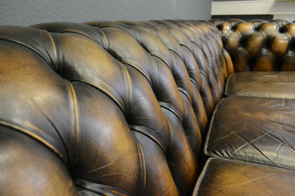 3sitziges Chesterfield-Sofa nach englischem Vorbild, spätes 20. Jhdt., bräunlich eingefärbtes Leder - Image 6 of 12
