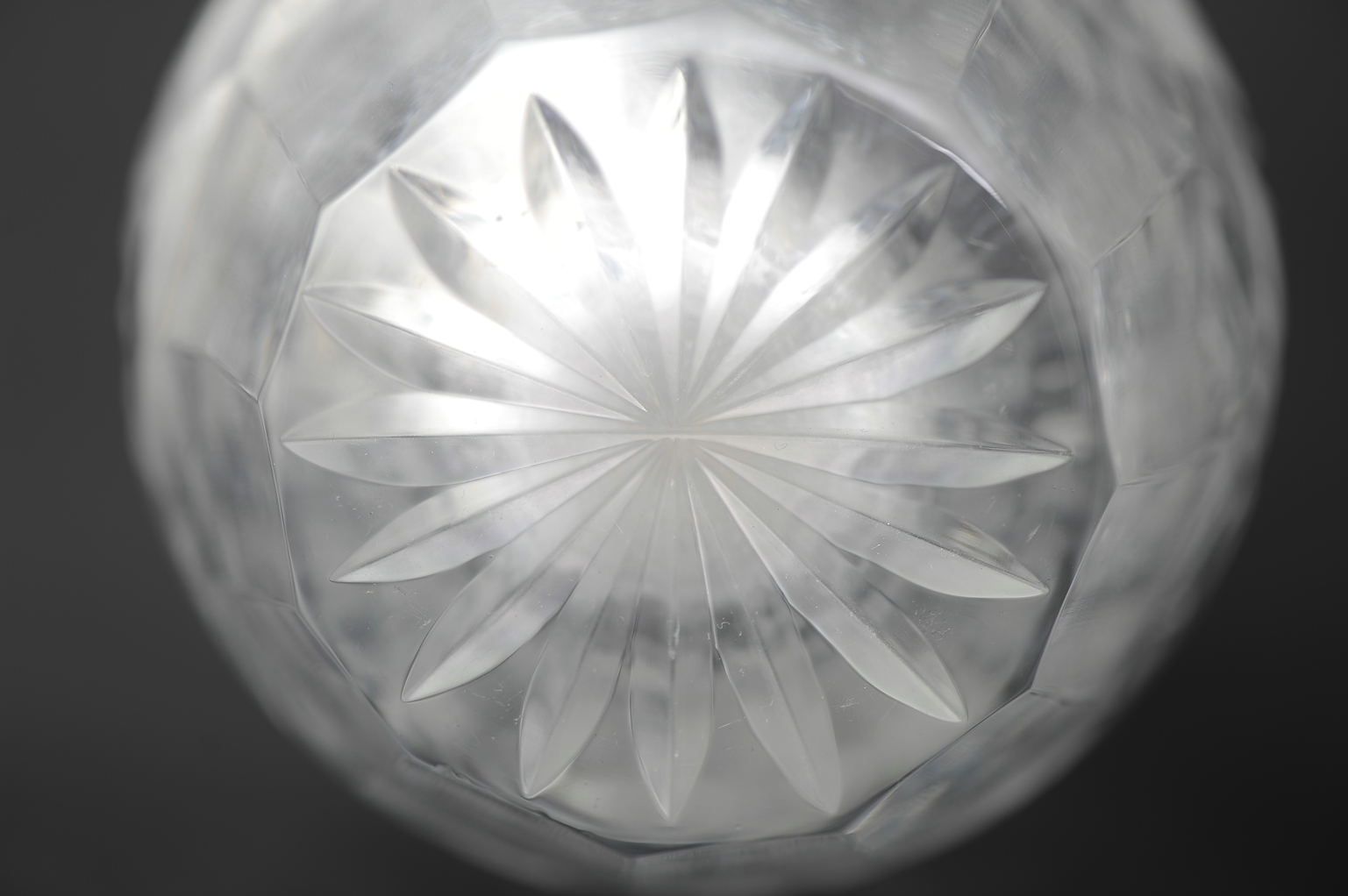 Folge von 3 keulenförmigen Glaskaraffen, 1x mit Henkel und Ausguss, schweres, farbloses Kristallgla - Image 11 of 11