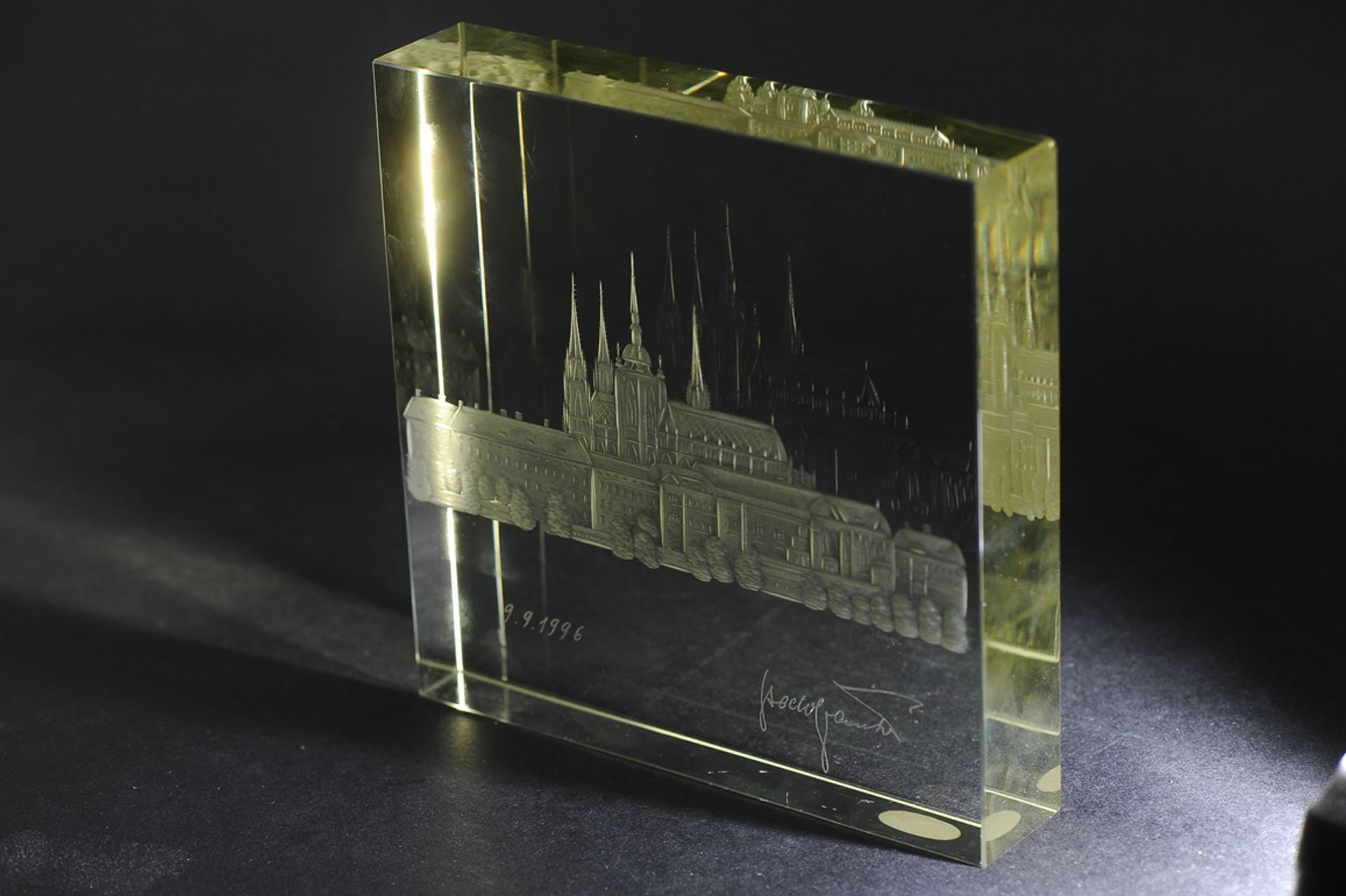 Schwere Glaskachel, ca. 39 mm starker, farbloser Kristallglasblock mit signierter und datierter "St - Image 4 of 4