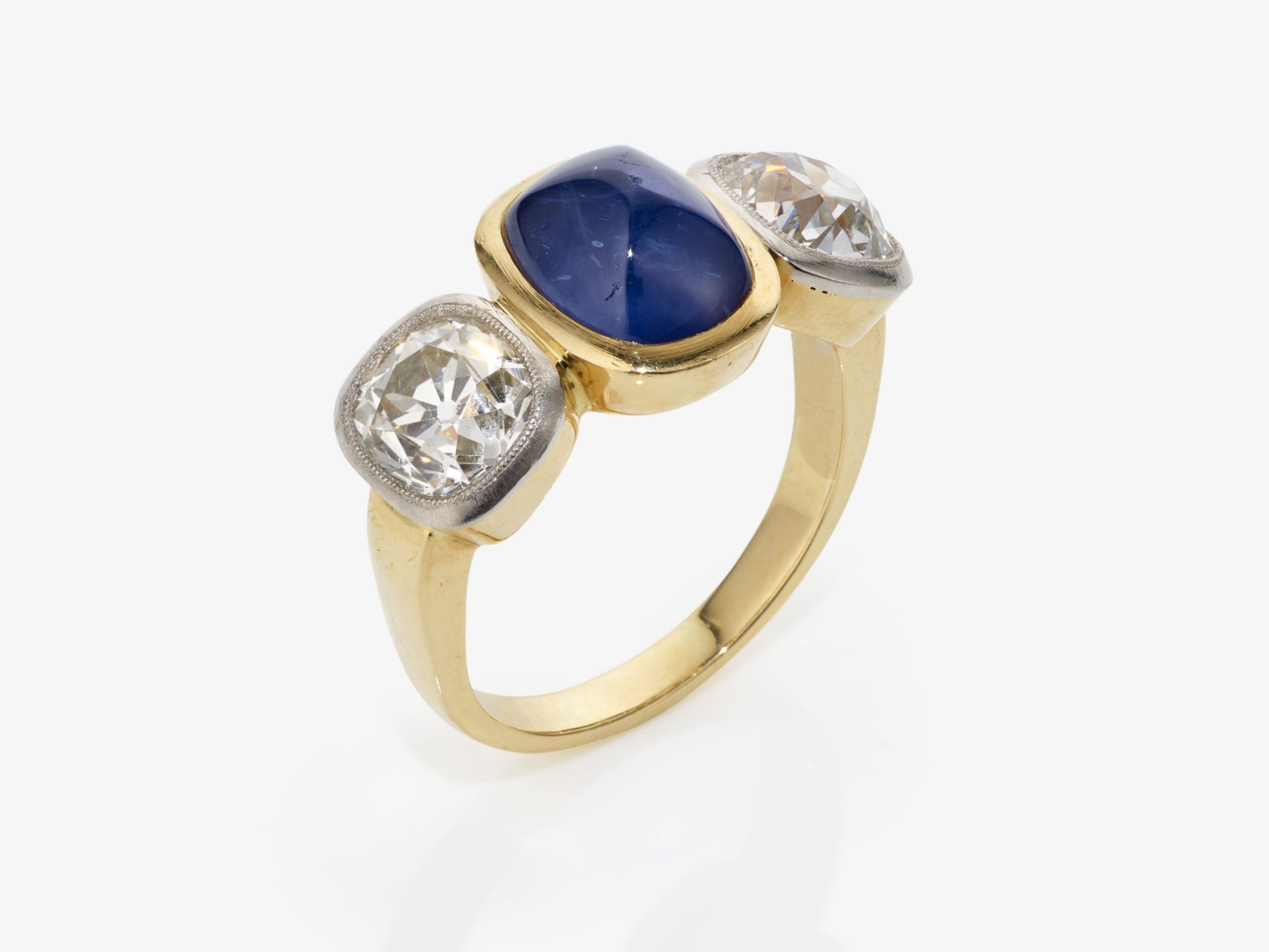 A ring with a sapphire and diamonds - Image 2 of 4