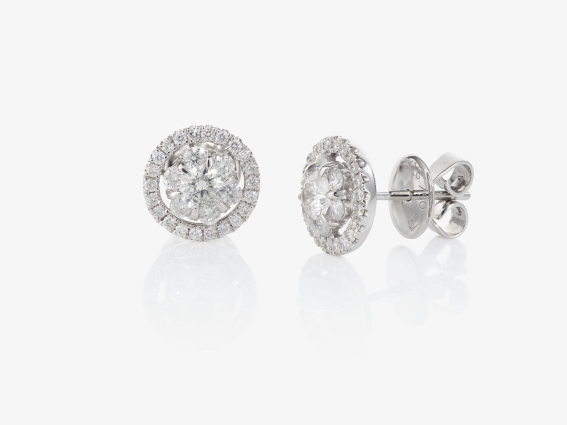 A pair of classic stud earrings decorated with brilliant-cut diamonds