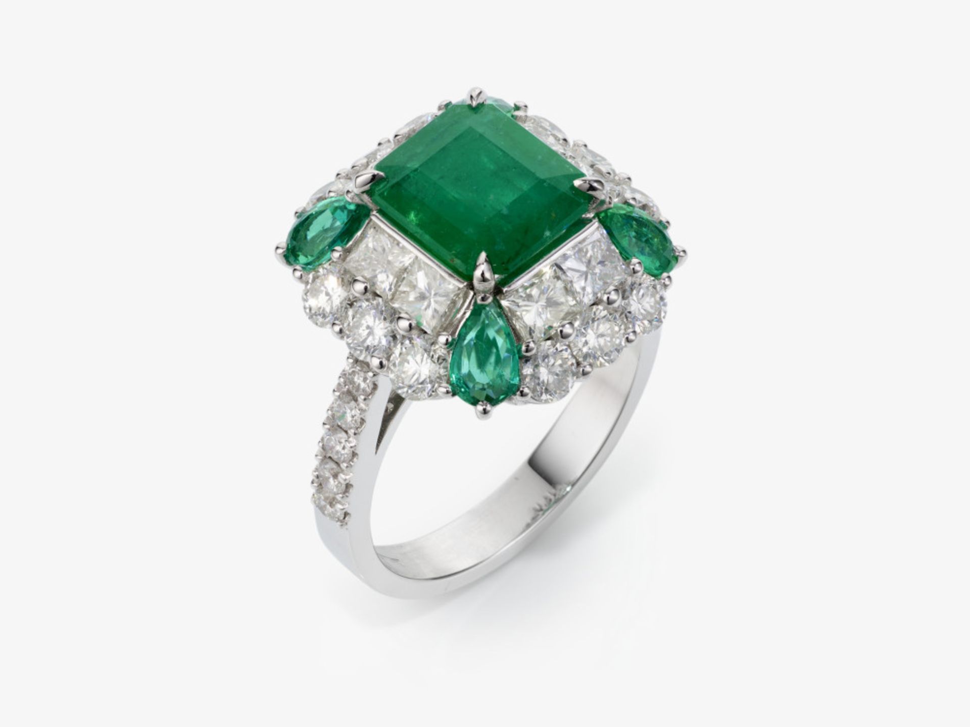 Ring with an emerald and diamonds - Image 2 of 4