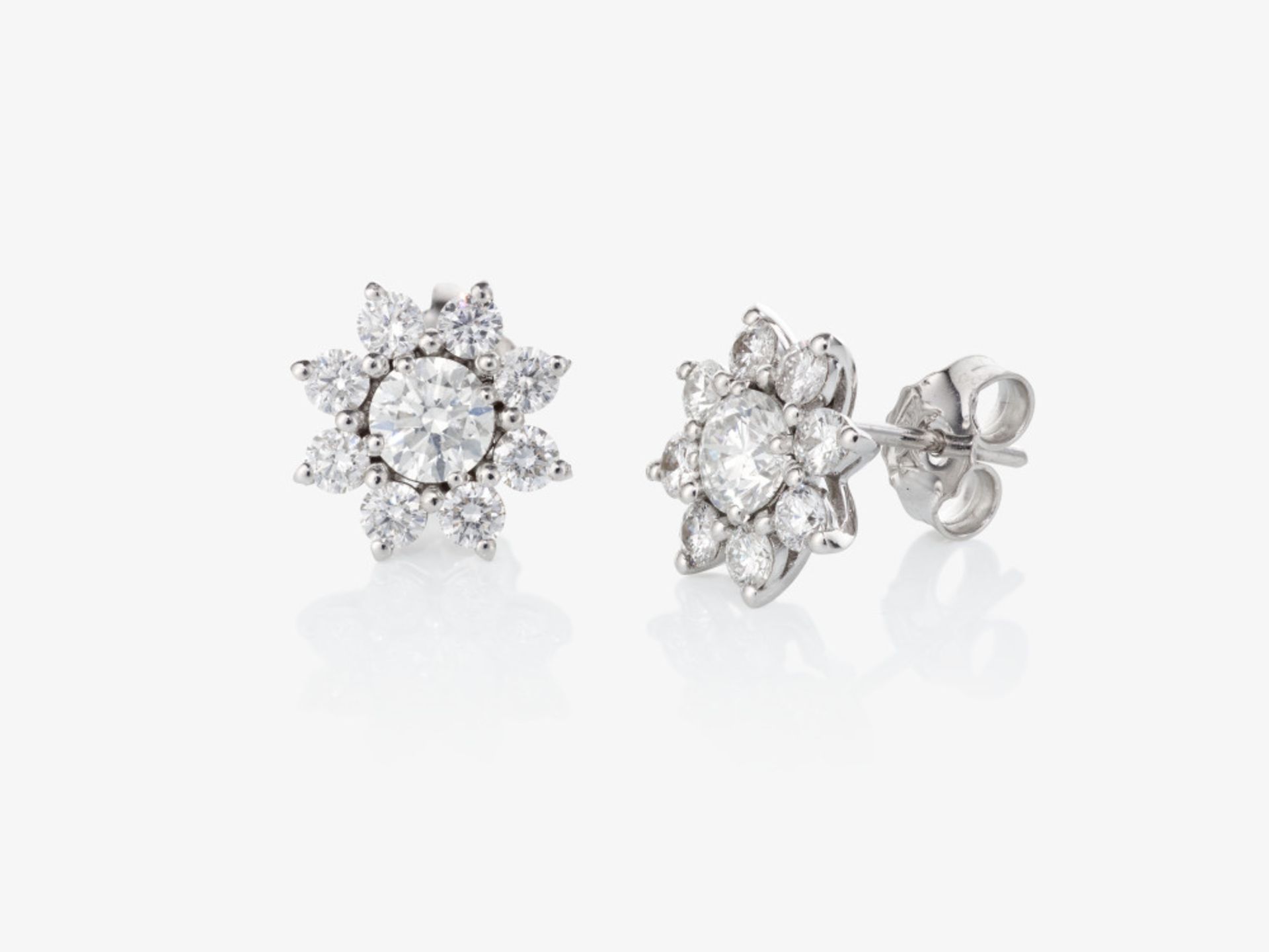 Stylized floral blossom stud earrings decorated with brilliant-cut diamonds - Image 2 of 4