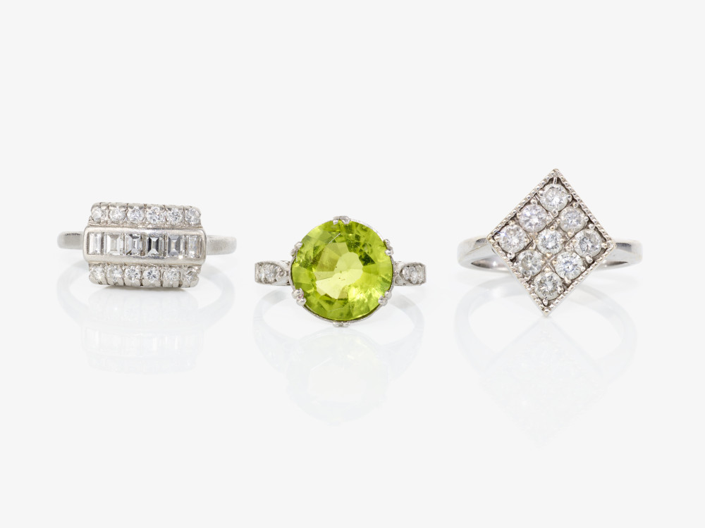 A mixed lot of three cocktail rings set with diamonds and peridot - Image 4 of 4