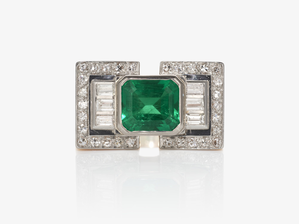 A historical cocktail ring decorated with a fine emerald and diamonds - Image 4 of 4