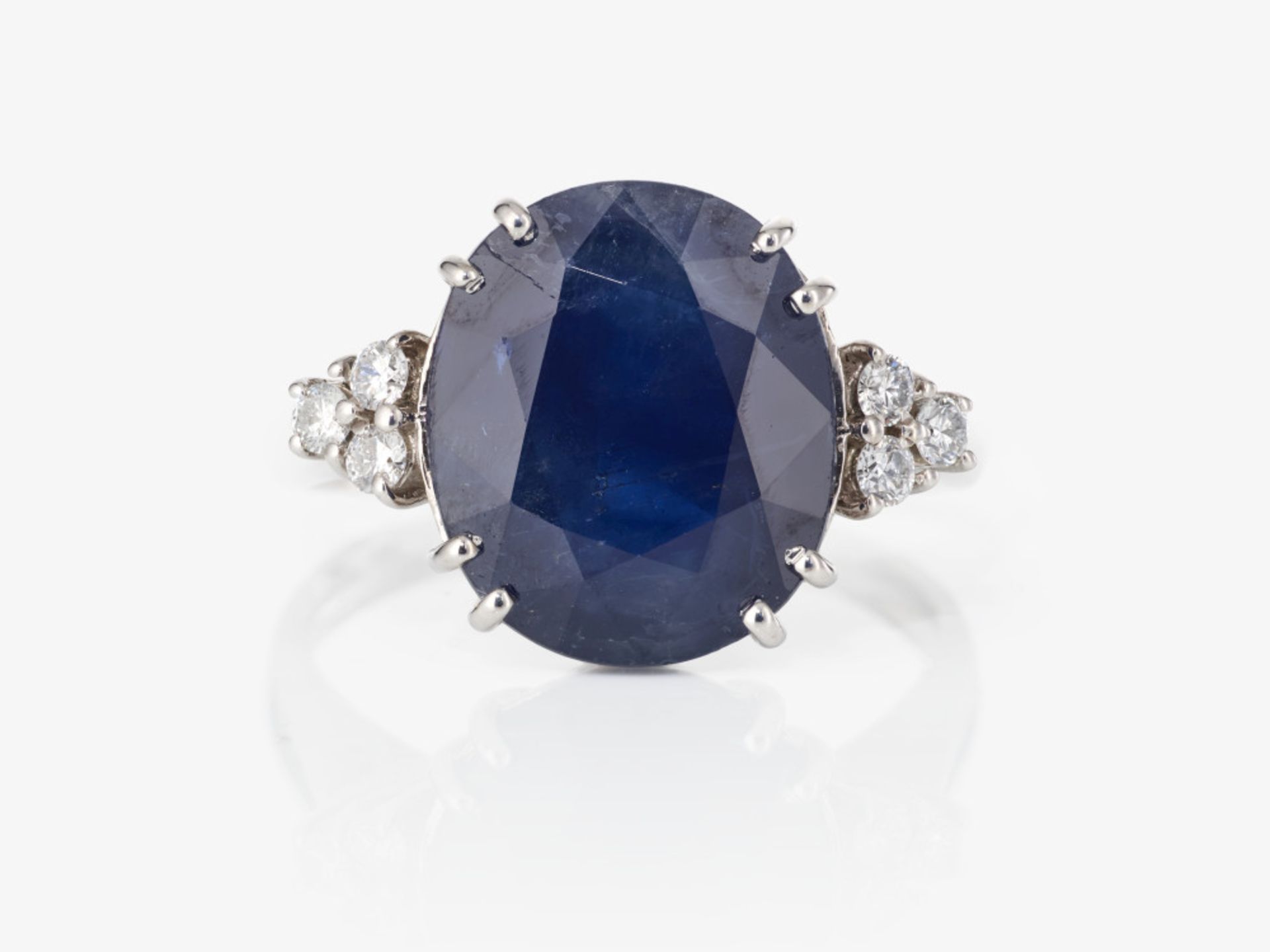 A ring with sapphire and diamonds - Image 2 of 3