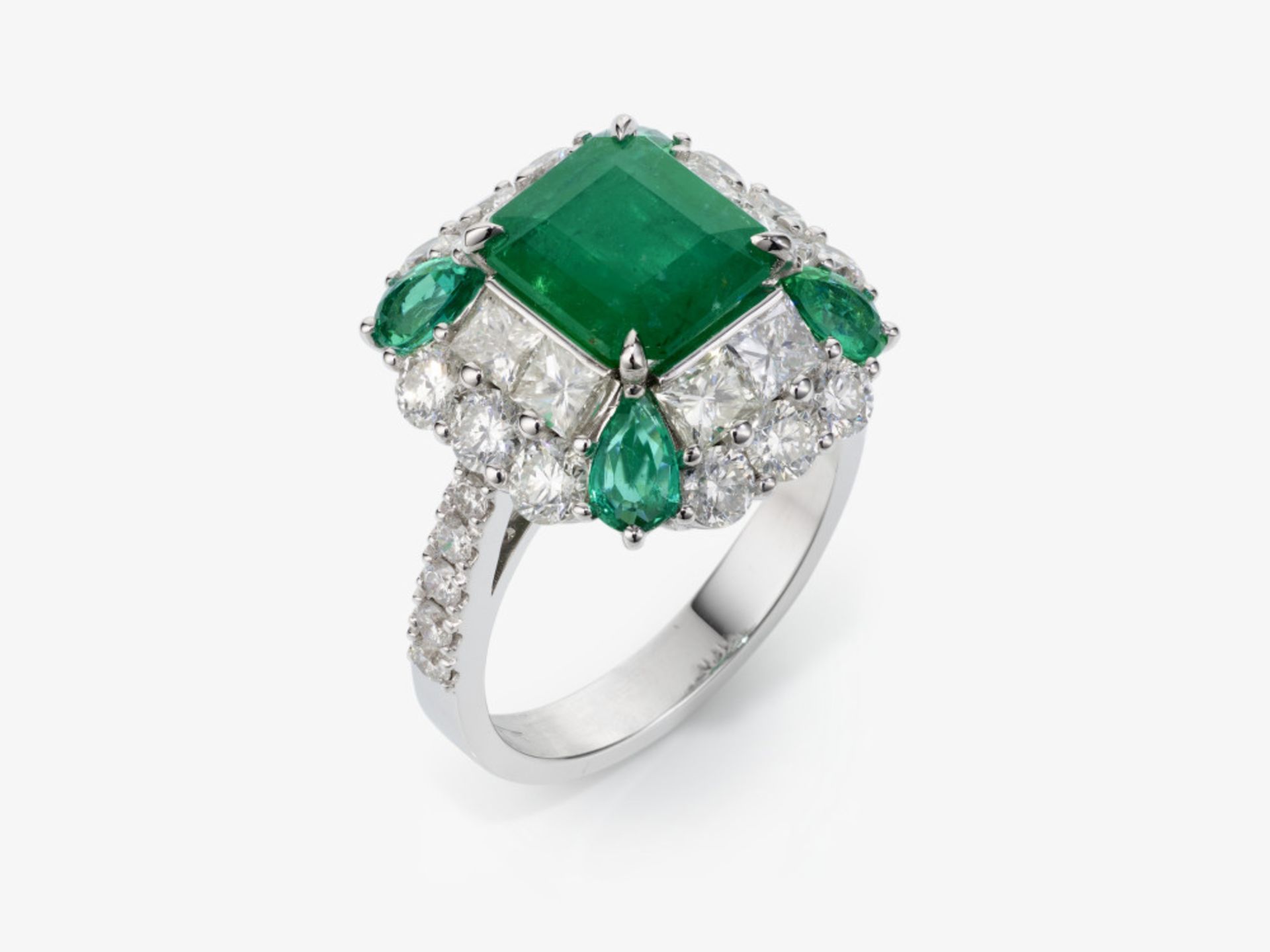 Ring with an emerald and diamonds