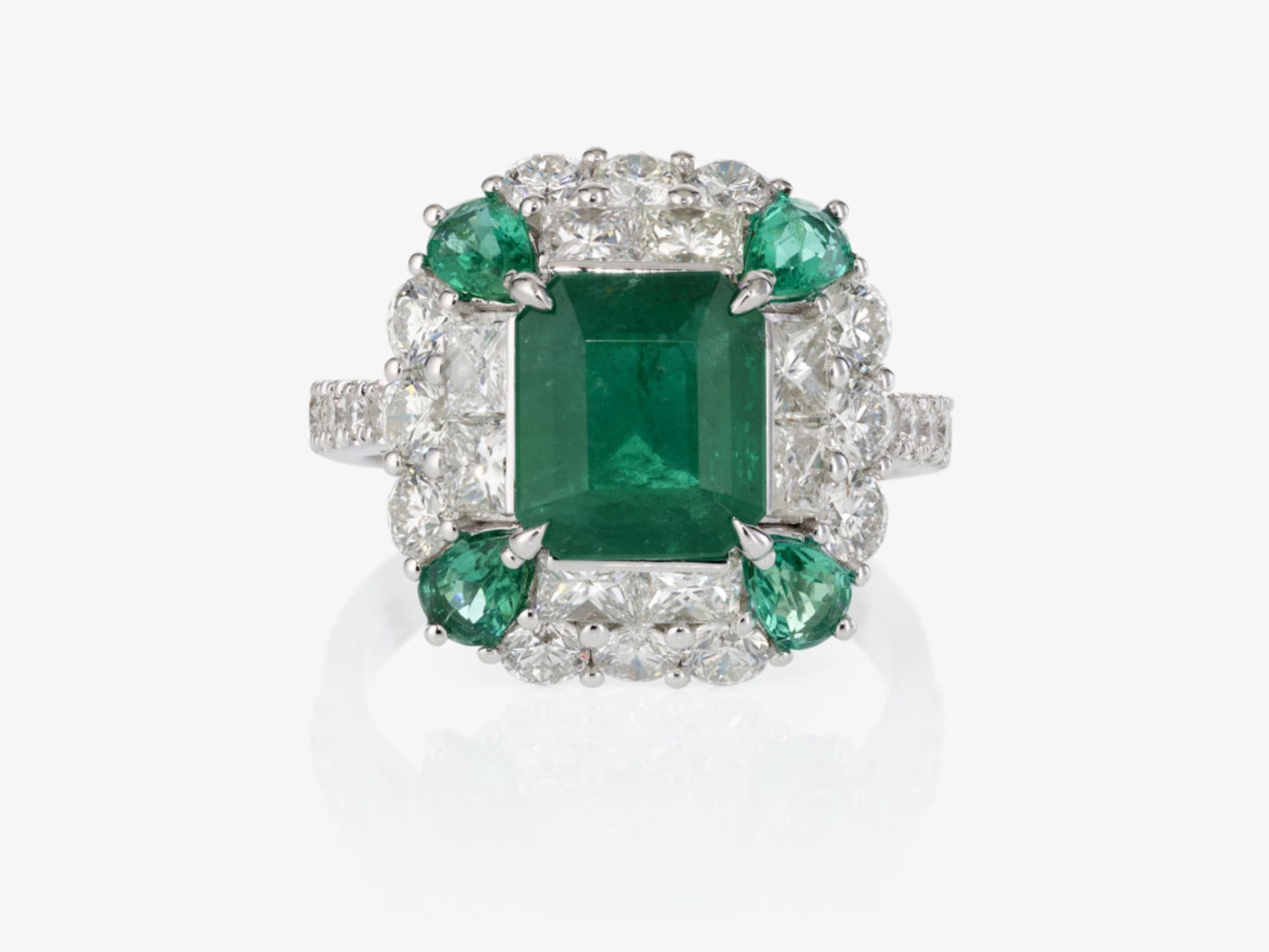 Ring with an emerald and diamonds - Image 4 of 4