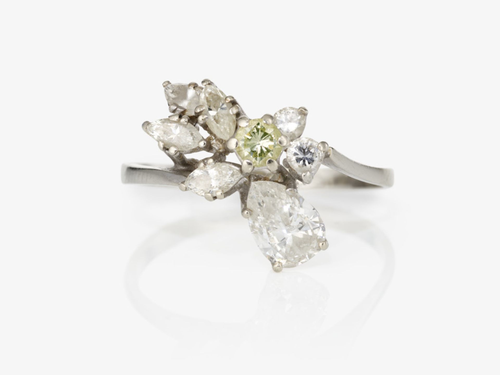 A diamond ring  - Image 4 of 4