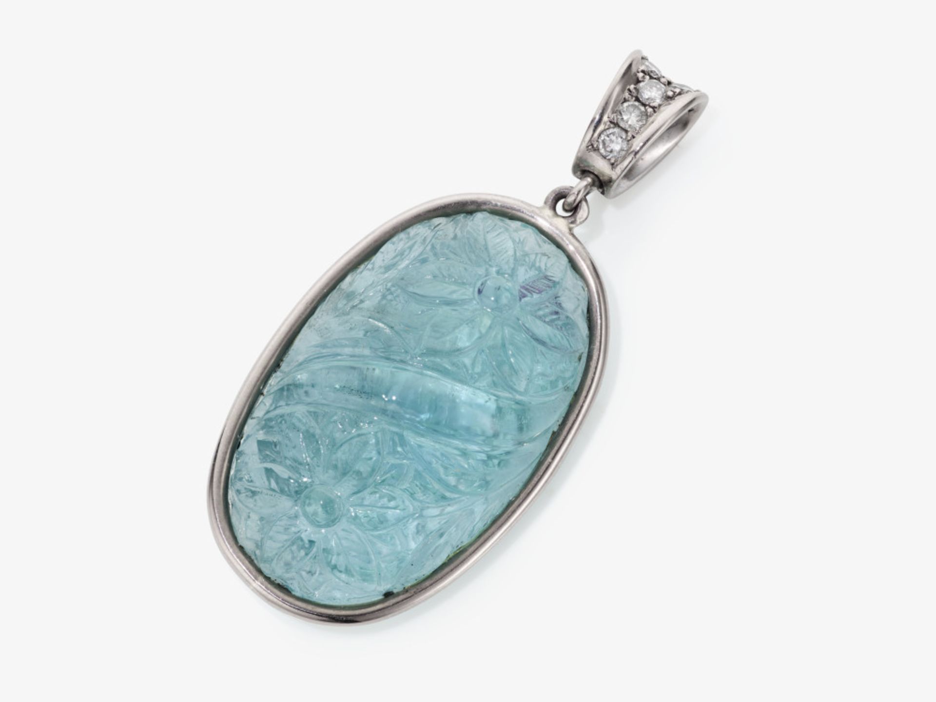 A pendant decorated with an engraved aquamarine in Chinese motifs