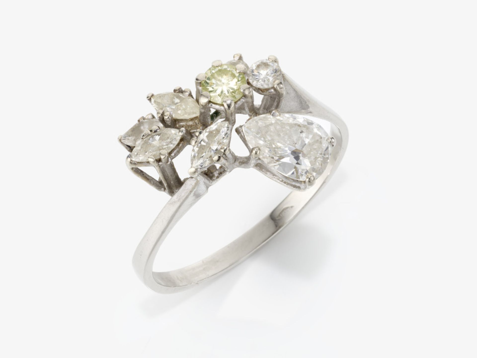 A diamond ring  - Image 2 of 4