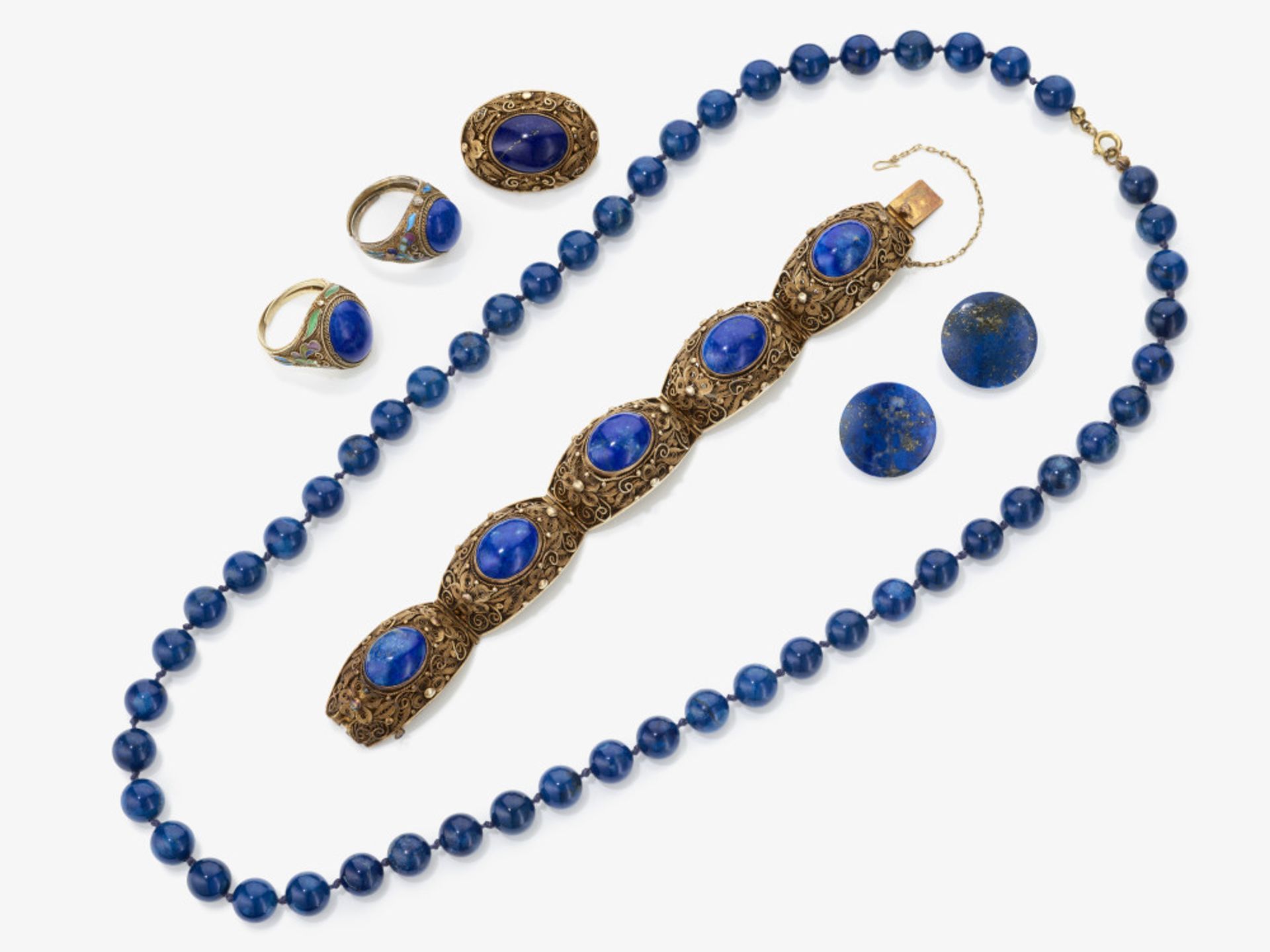 Kette, Armband, Brosche, ein Paar Ohrclips und zwei Ringe mit Lapislazuli und Email