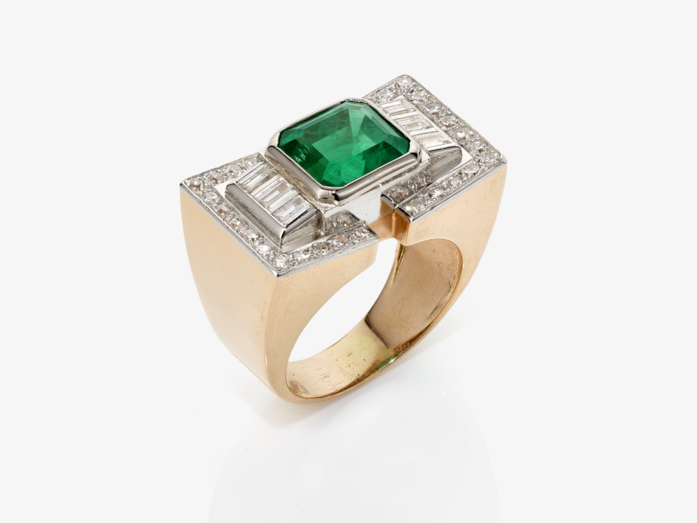 A historical cocktail ring decorated with a fine emerald and diamonds - Image 2 of 4