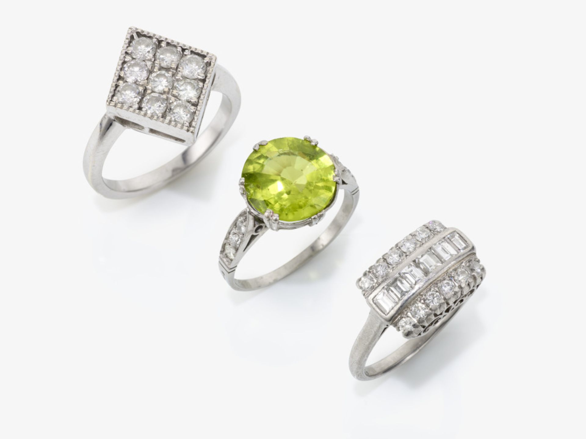 Ein Konvolut von drei Cocktailringen mit Diamanten und einem Peridot besetzt