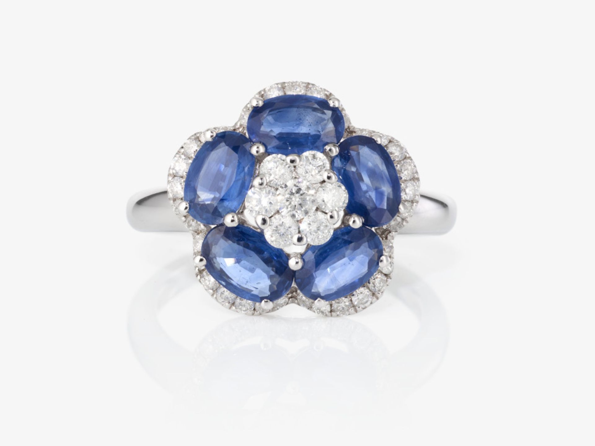 An entourage-like cocktail ring decorated with sapphires and brilliant-cut diamonds - Image 4 of 4