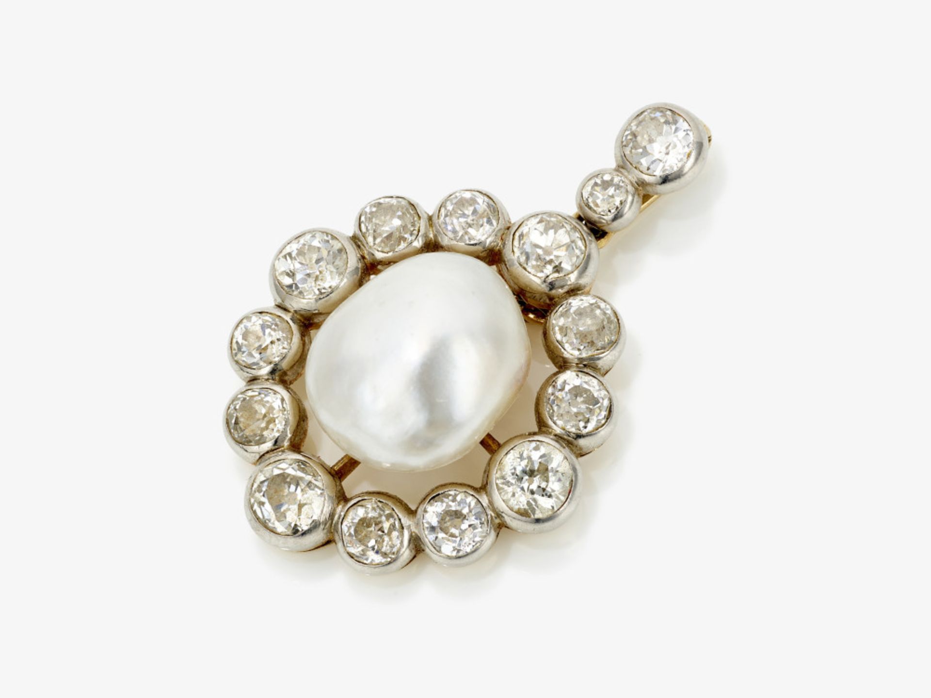 A pendant with a large cultured pearl and diamonds - Image 2 of 4