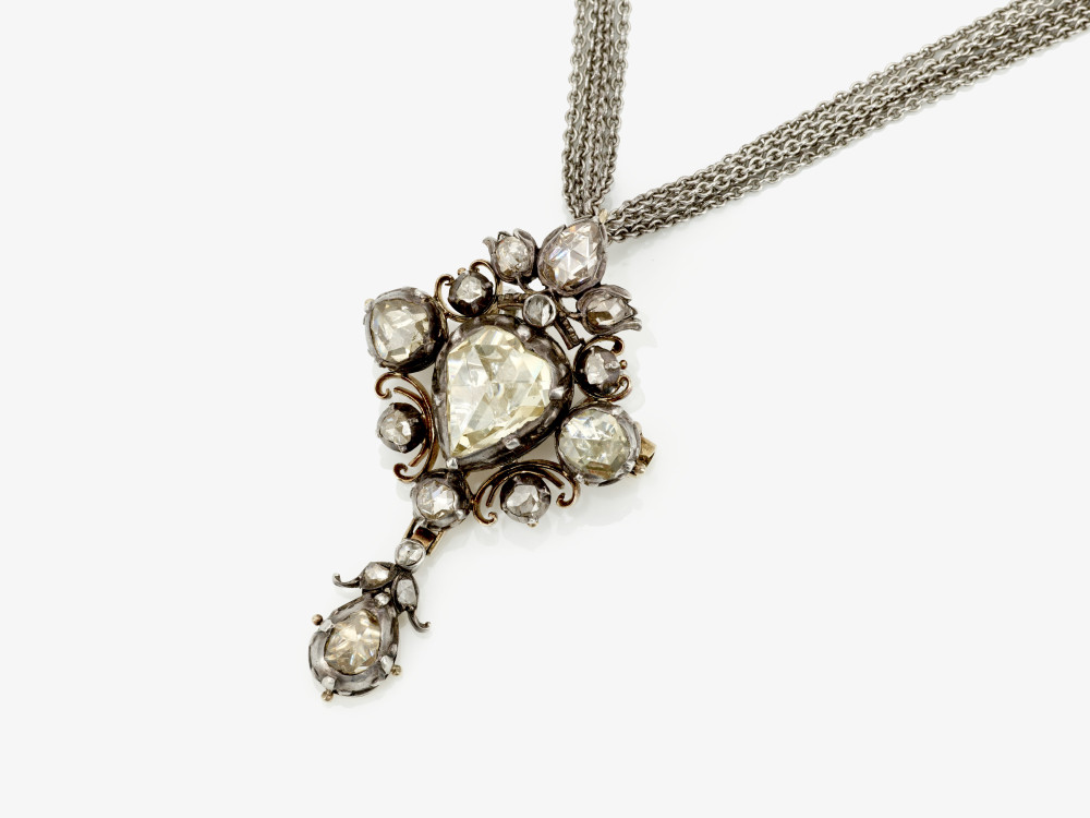 A diamond pendant  - Image 2 of 2