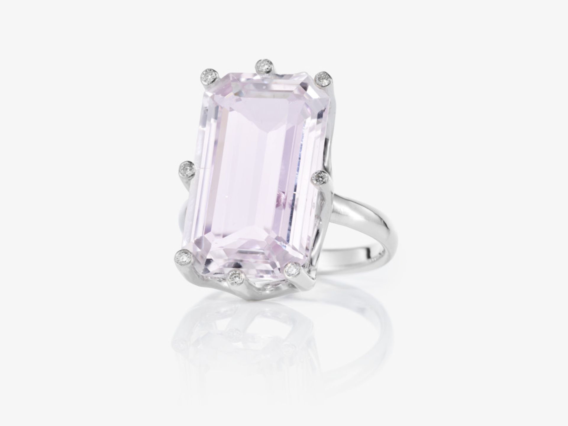 A cocktail ring decorated with a baguette-cut pink - violet kunzite and brilliant-cut diamonds - Ger - Image 2 of 3