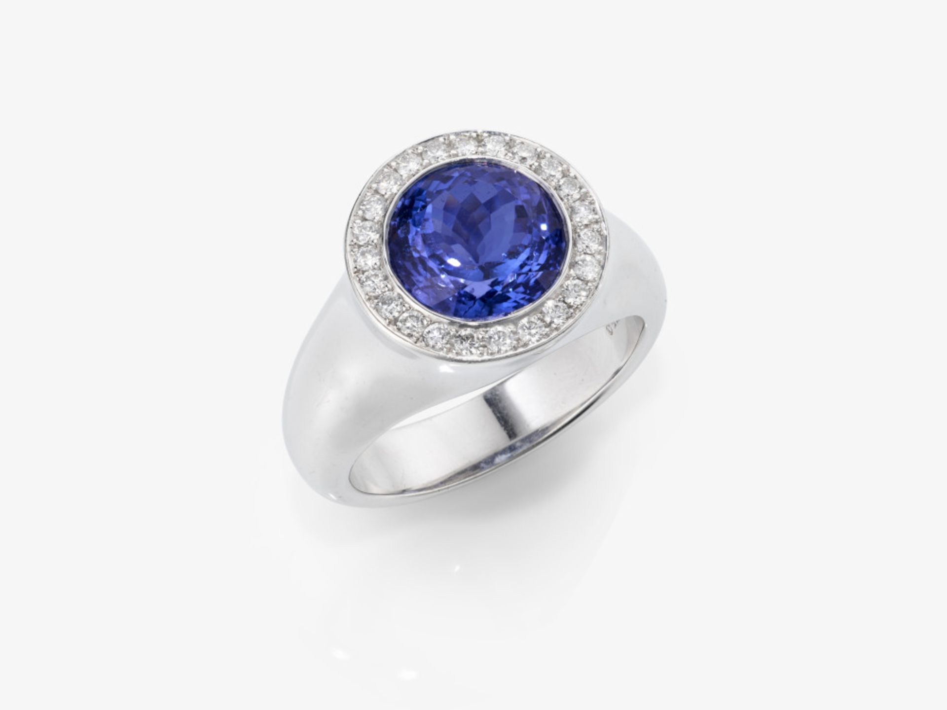 An entourage-like cocktail ring decorated with brilliant-cut diamonds and a tanzanite - Germany