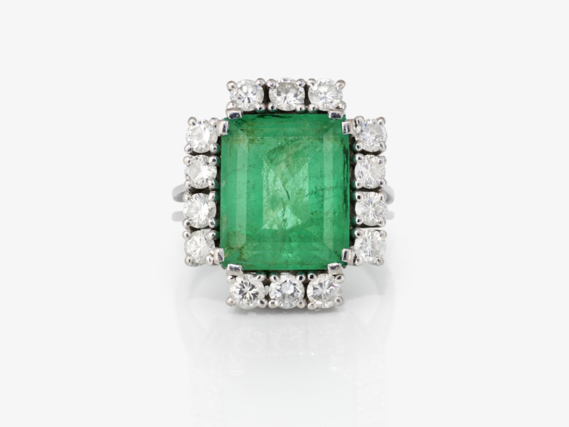 A ring with an emerald and brilliant-cut diamonds - Germany, 1970s - Image 2 of 2
