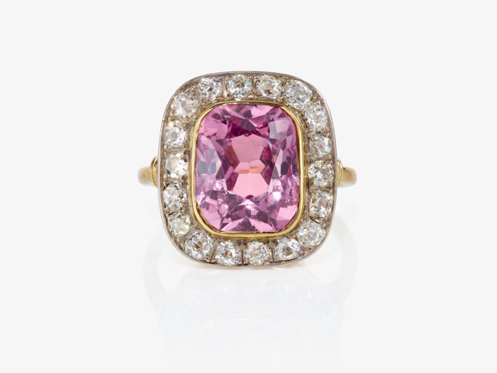 An entourage ring with a pink spinel and old European cut diamonds - Germany, 1950s - Image 2 of 2