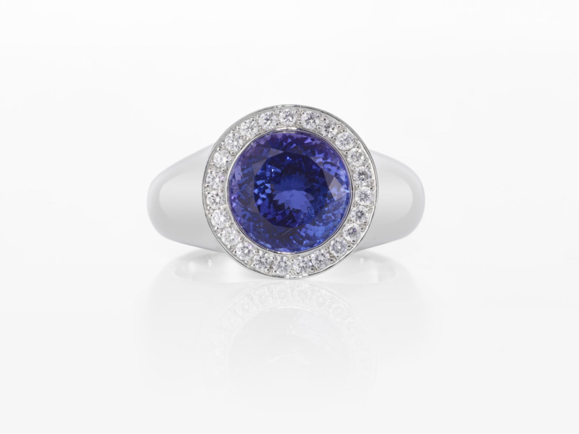 An entourage-like cocktail ring decorated with brilliant-cut diamonds and a tanzanite - Germany - Image 2 of 2