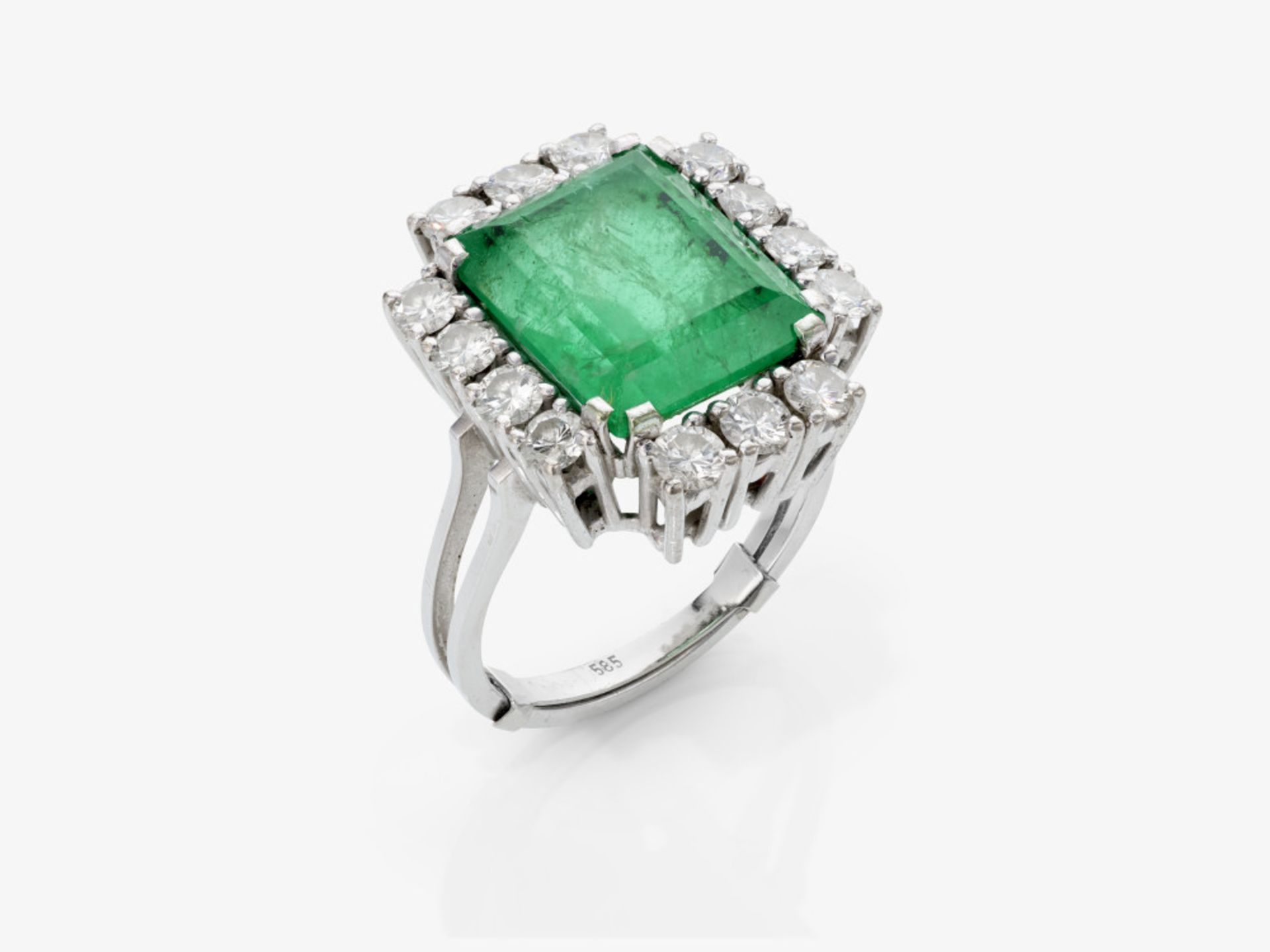 A ring with an emerald and brilliant-cut diamonds - Germany, 1970s