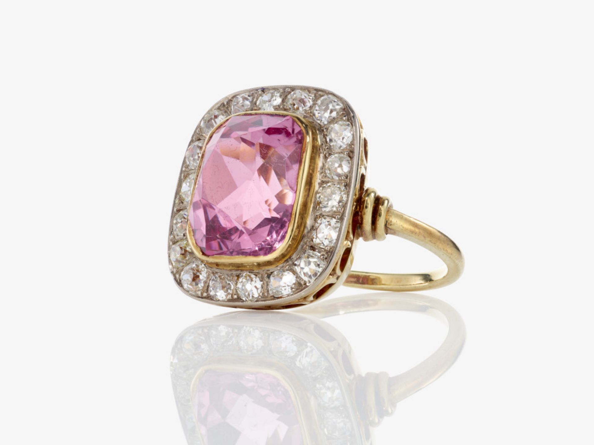 An entourage ring with a pink spinel and old European cut diamonds - Germany, 1950s