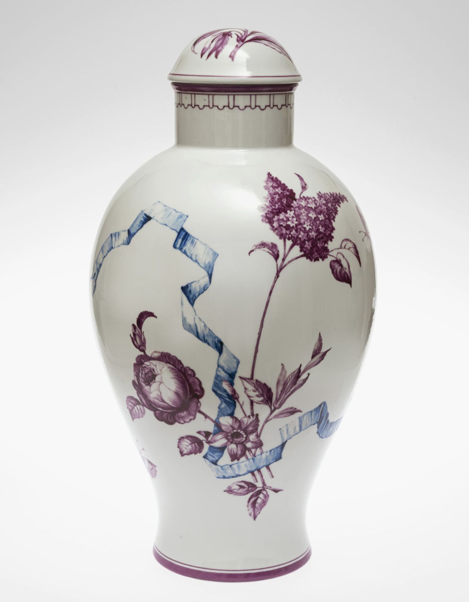 A lidded vase - Nymphenburg, design by Paul Ludwig Troost, as of 1919