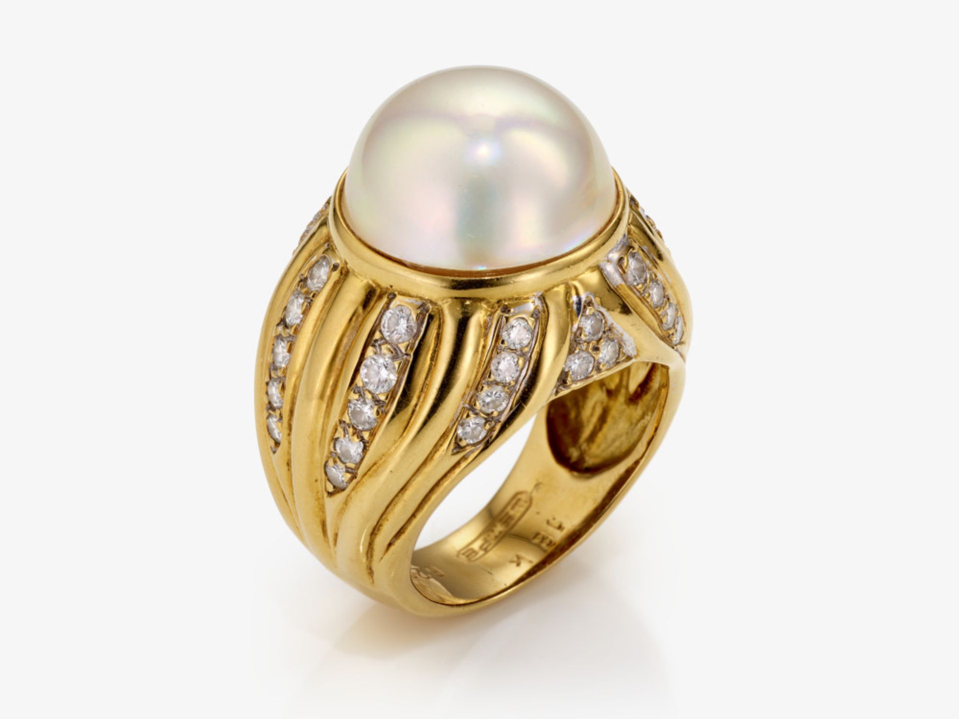 A ring with a South Sea cultured pearl and brilliant-cut diamonds - Germany, WEMPE
