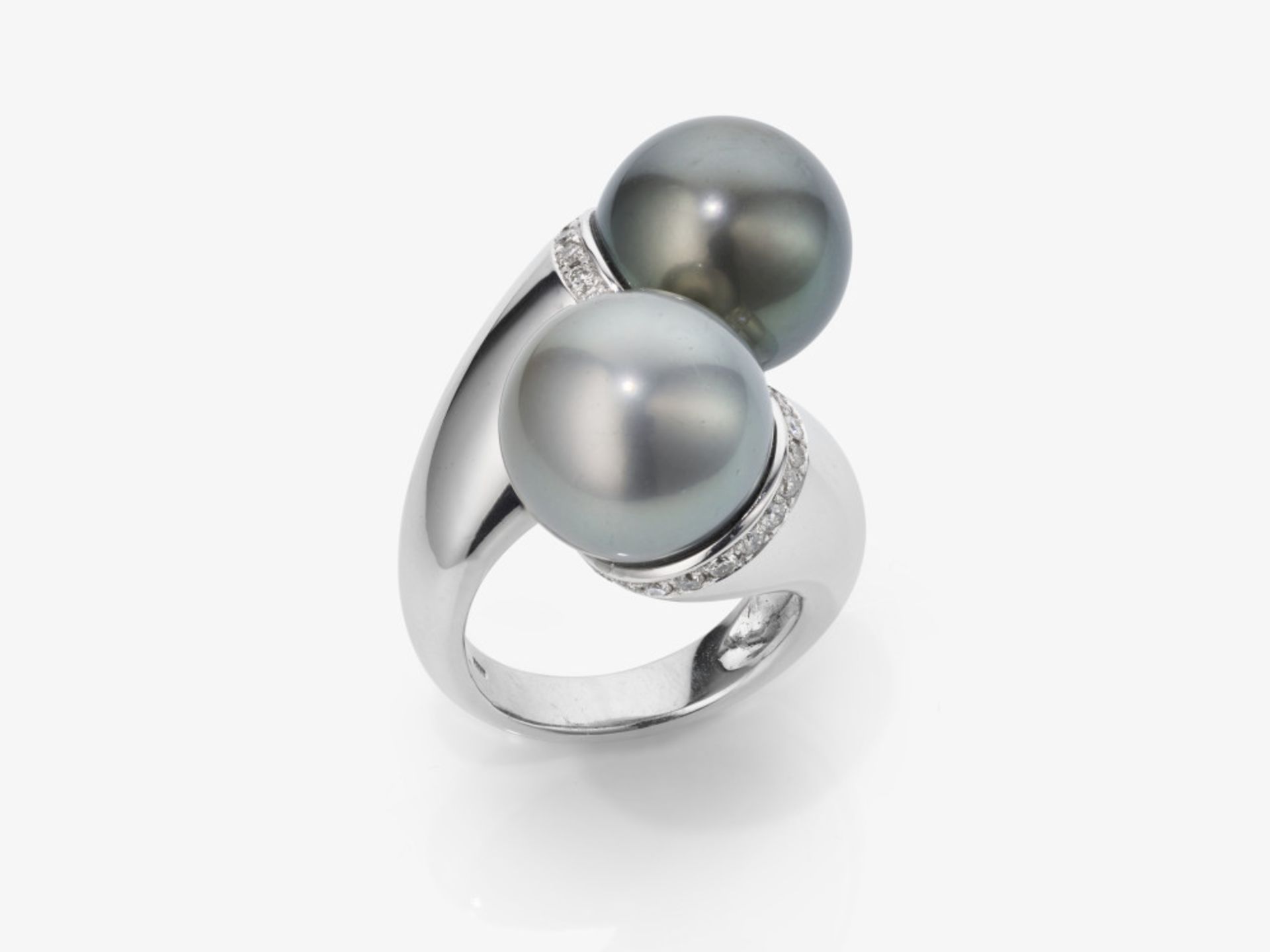 A Vis a Vis ring decorated with South Sea Tahitian cultured pearls and brilliant-cut diamonds - Germ